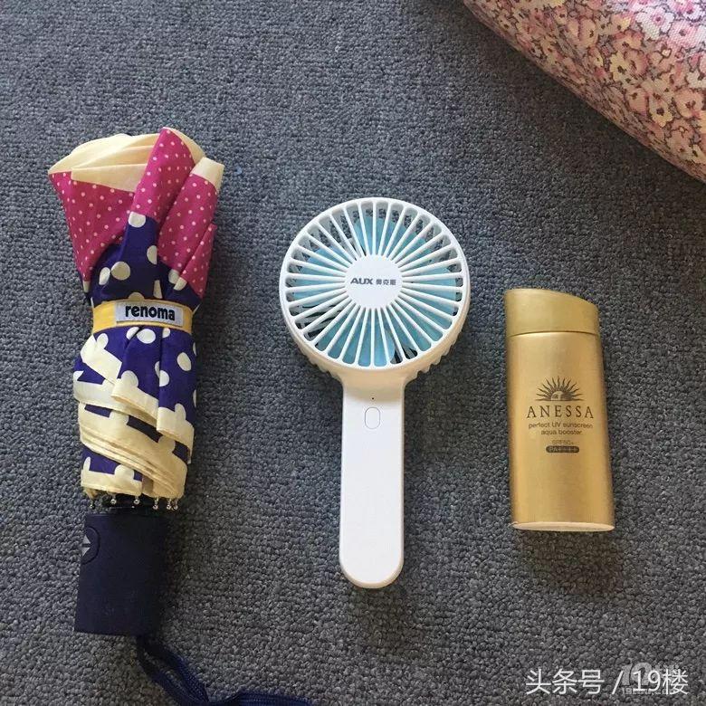 恨不得把喵塞包里!“扒光”四个姑娘的包包后,辣妈们流下了眼泪