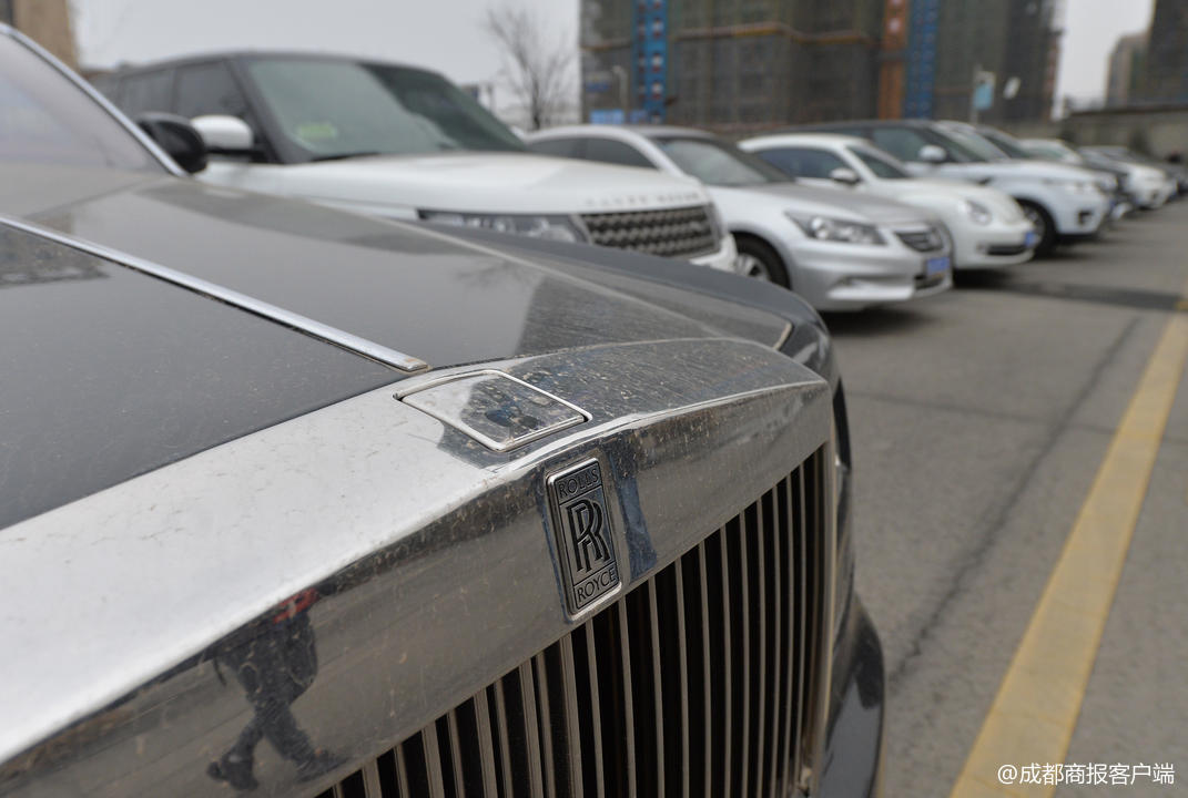 “鑫圆共享”*局骗**：投资30万回报5个亿，一群人拿着银行卡冲上去