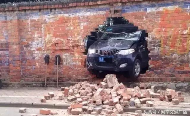 新手司机试驾五菱神车,新手司机连撞三辆车