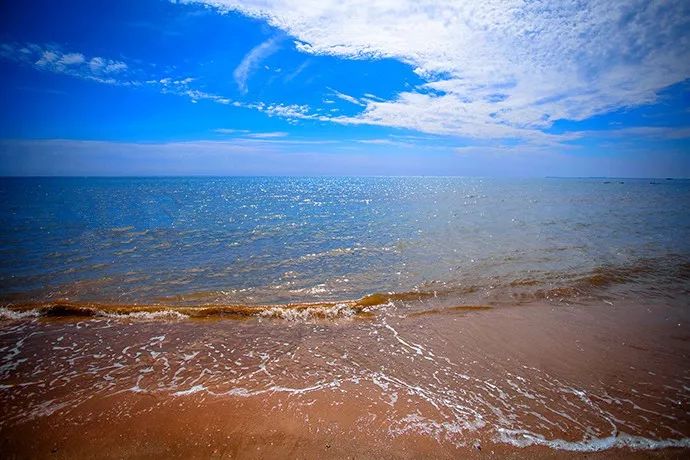 马尔代夫的蓝天绿树水清沙白,北京周边绝美海滩