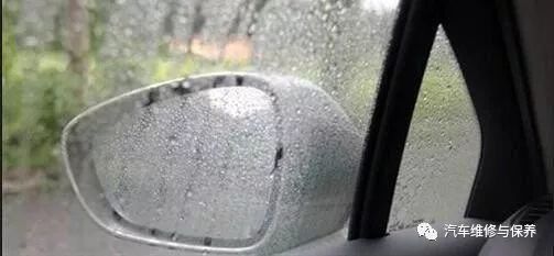 怎样使汽车后视镜下雨天不模糊,卡罗拉下雨后视镜模糊怎么处理