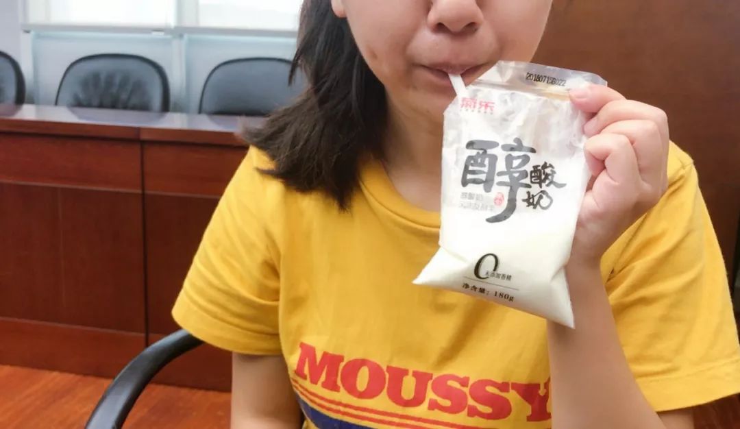 小早亲测：看得见的“透明奶”，真的更新鲜更好喝吗？真相是……