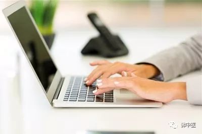 抱孩子怎么预防粗手臂,防止手腕疼的正确抱孩子姿势