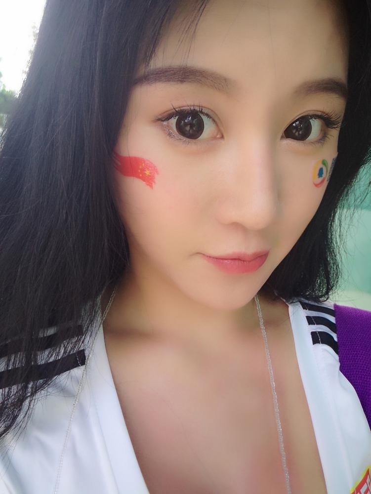 世界杯夹手机的中国女子,世界杯夹手机的女子