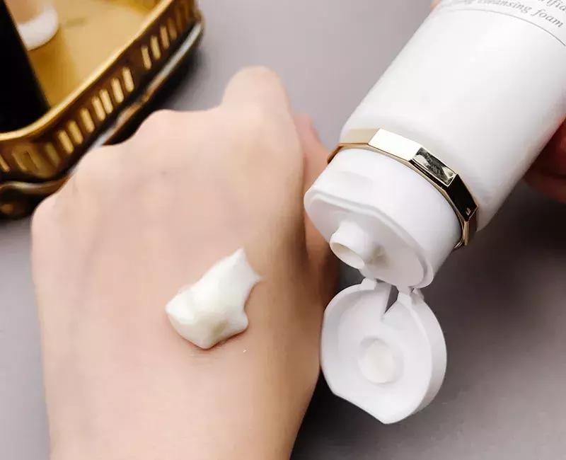 她用200万面霜公开打脸小红书女星？娱乐圈化妆品同款扒料！