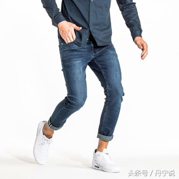 c罗的裤子是什么颜色的,c罗7号足球裤