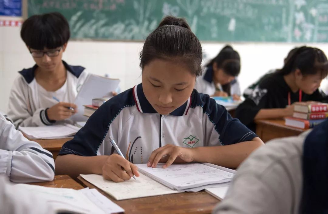 怎么把校服穿出不一样的感觉,怎样穿校服才能穿出不一样的感觉