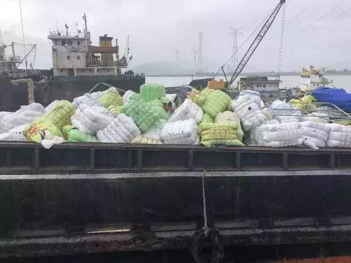 恶心！数百吨韩国人扔掉的旧衣服在浙江被截！你淘来的名牌货，可能暗藏各种细菌