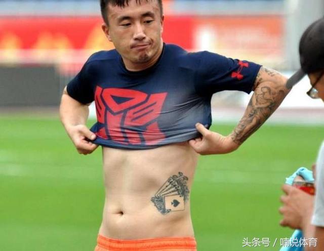 国足吐槽中国女足,中国女足秀腹肌白斩鸡