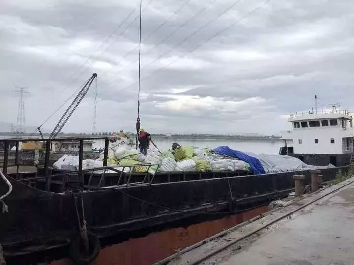 你买的衣服可能来自太平间！恶臭！数百吨韩国人扔掉的旧衣服刚刚被截！