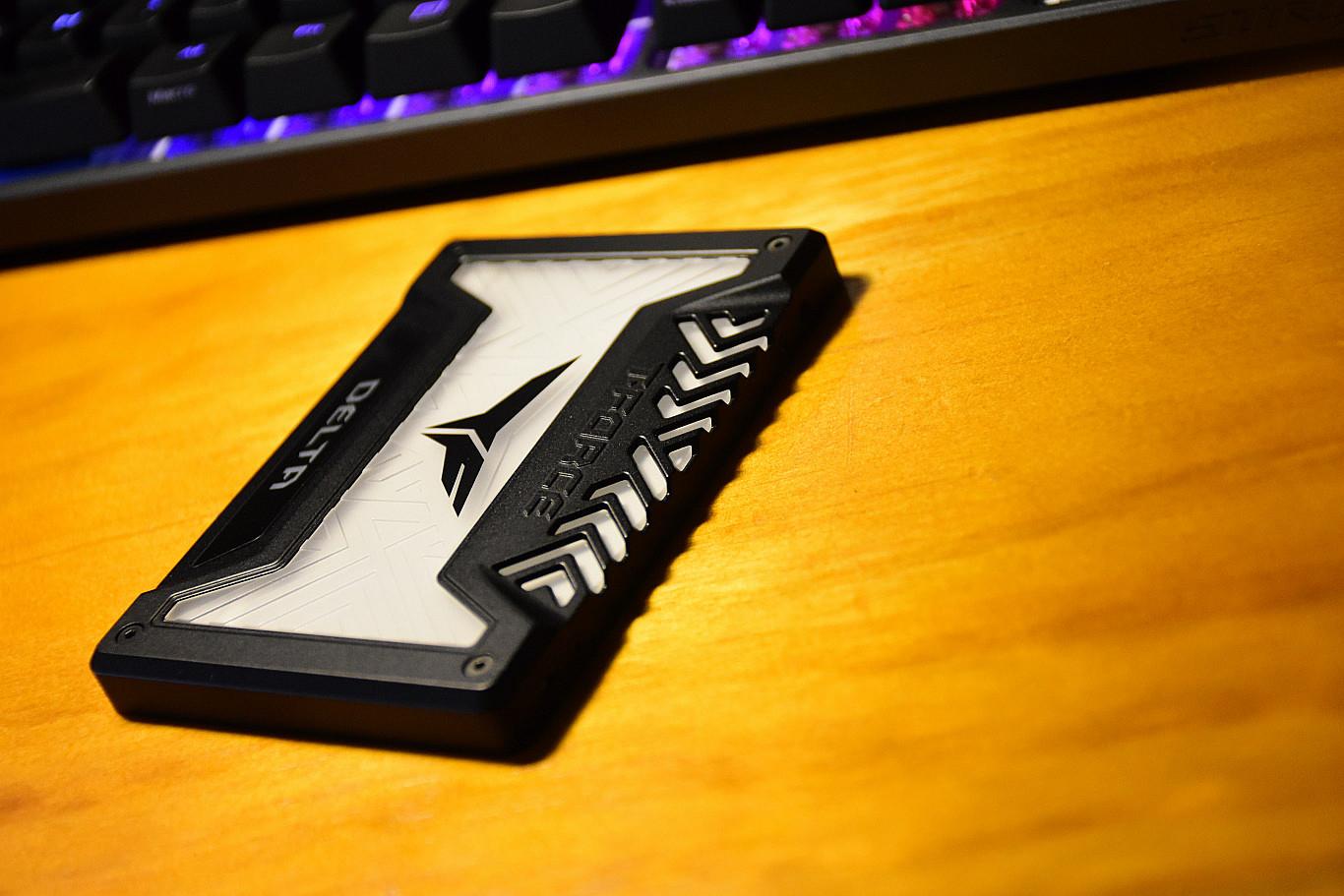 只有CPU不能RGB了！十铨 T-Force Delta RGB 250GB 固态硬盘开箱
