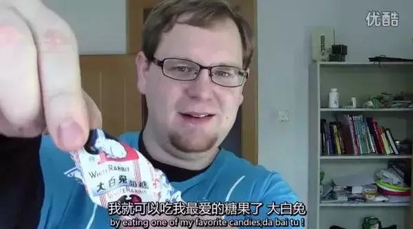 外国人来中国买辣条却发现很便宜,外国人来中国购买辣条