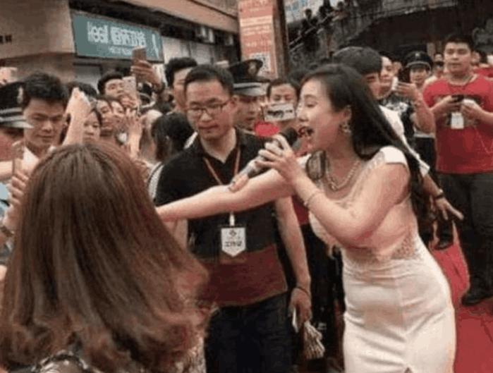干露露走秀现场被男人表达，强行扯掉裙子，网友发怒：又是炒作！