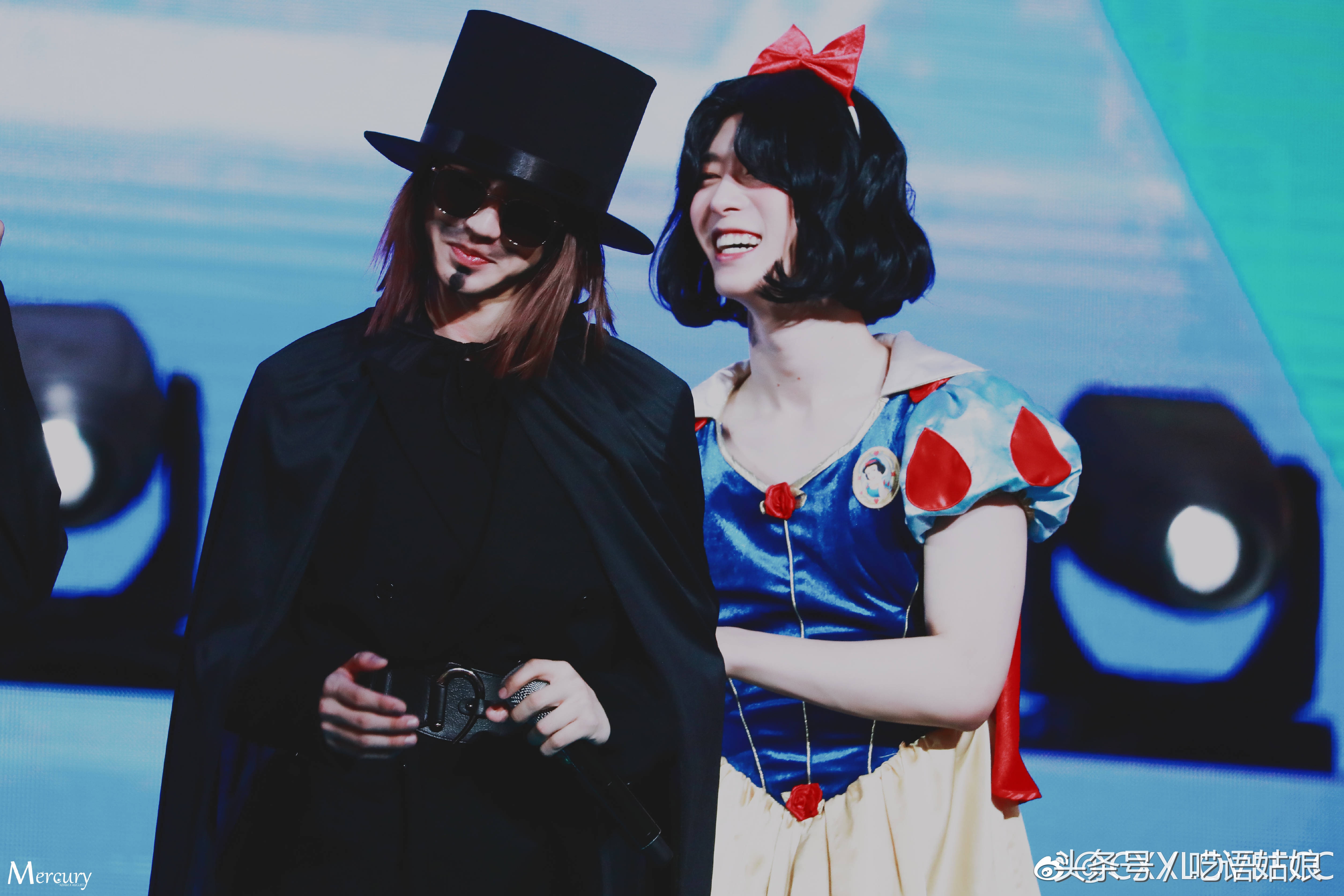 蔡徐坤轻轻一个吻,蔡徐坤王嘉尔勾肩搭背