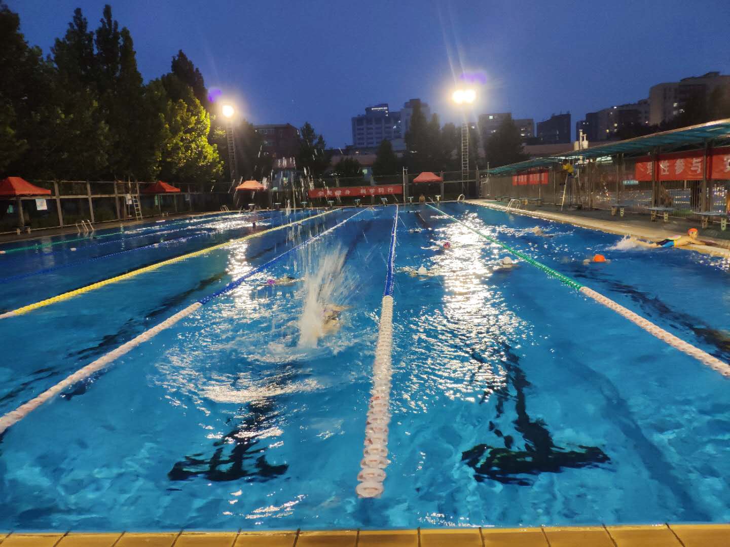 露天泳池有什么缺点,露天泳池的劣势