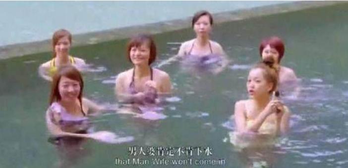 张馨予泳池出场,张馨予游泳出场