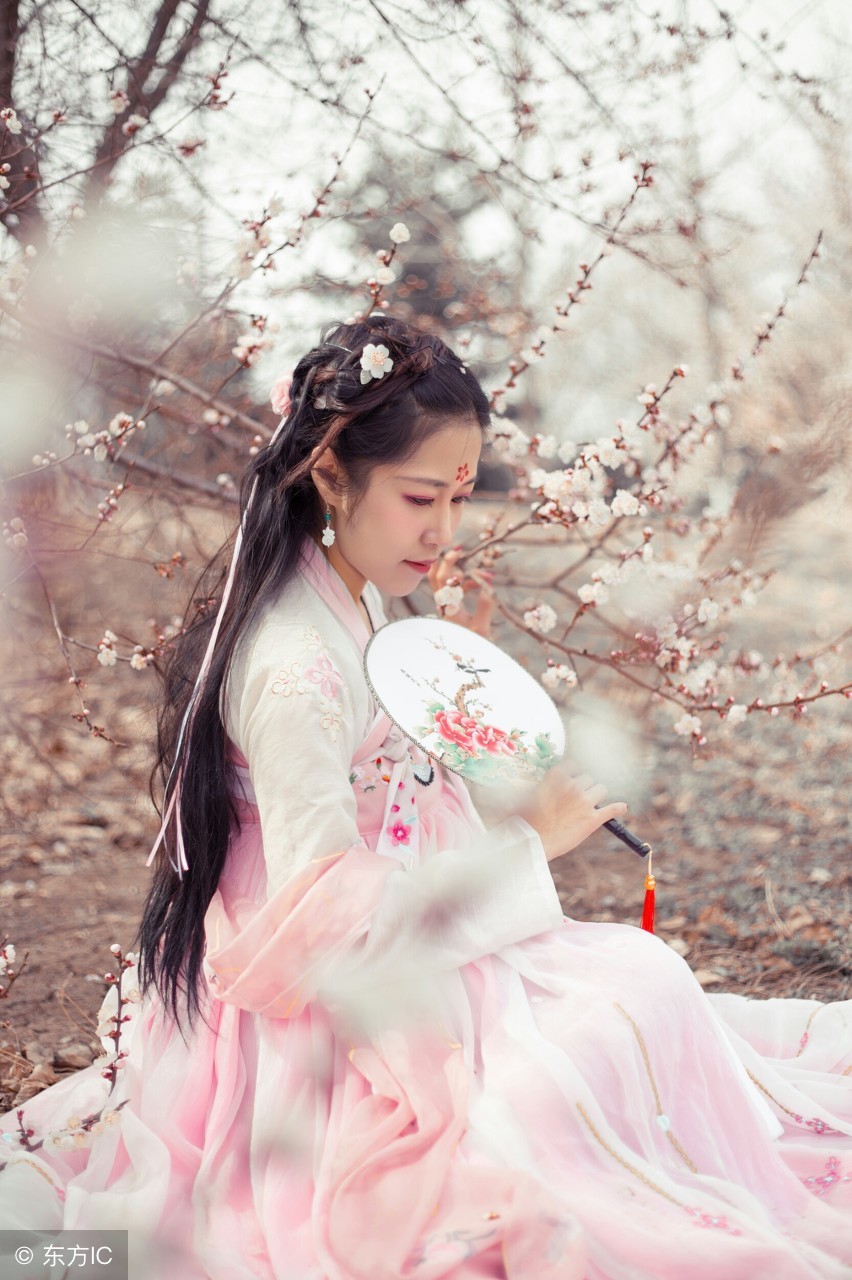 “你，就是那个不给我摸手，还把我推到湖里的骚包太子？”