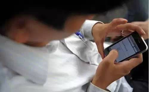 手机到底要不要贴膜看完你就知道,手机贴钢化膜要不要把原装膜撕掉