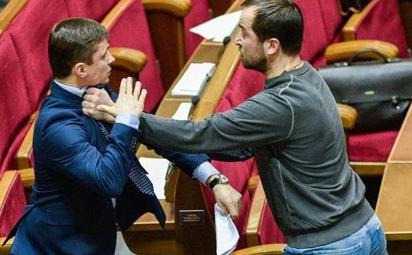 大一女生被舍友针对,女生宿舍被学姐针对后续