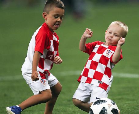 颁奖典礼名场面足球,足球场里颁奖典礼