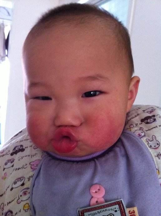 一位教授给孩子批改作业,一个老师给学生发试卷