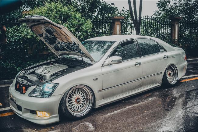 白外黑内反差强烈，为了成为VIP大佬车友竟将两部皇冠“合二为一”