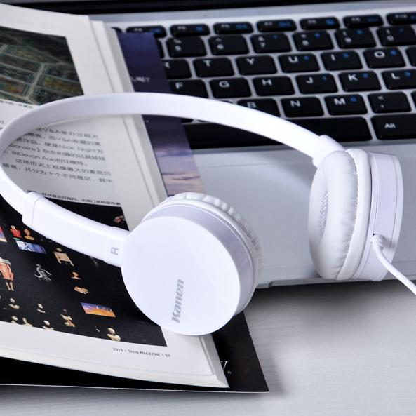 头戴式耳机带降噪和音频线,戴上耳机尽享音乐带给你无限旋律