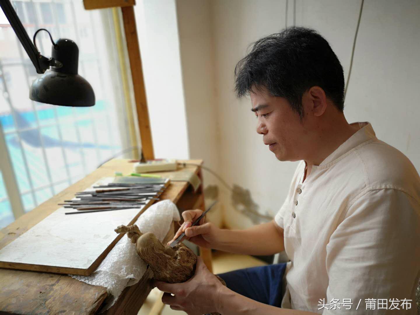 邹国防：用工匠精神雕琢木雕精品，迎接世界盛会的到来