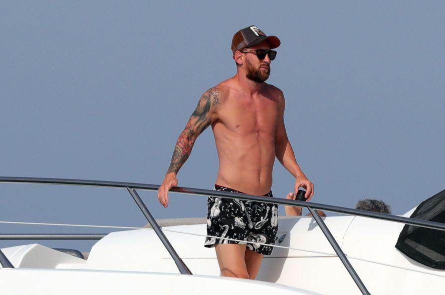 梅西遛狗vs安东内拉,梅西挑球过狗