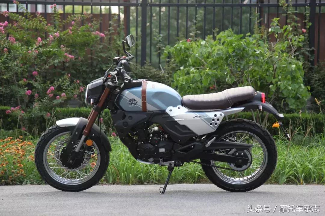 全车LED，仪表在油箱上，原厂钥匙竟然是开瓶器，力帆KPM200开箱