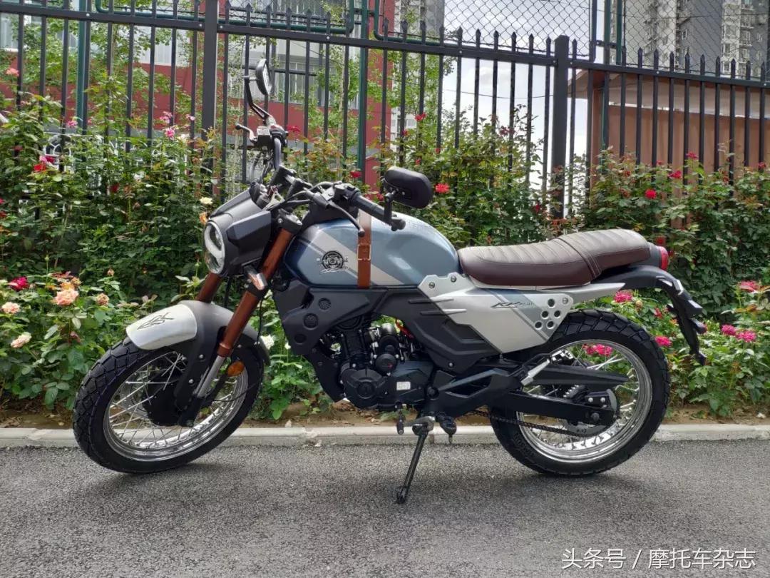 全车LED，仪表在油箱上，原厂钥匙竟然是开瓶器，力帆KPM200开箱