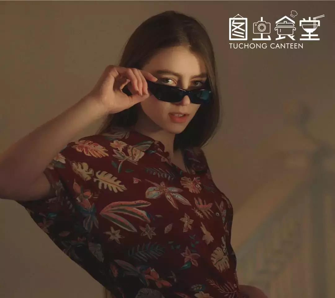 抖音30万赞，勾搭俄罗斯小姐姐拍照套路get