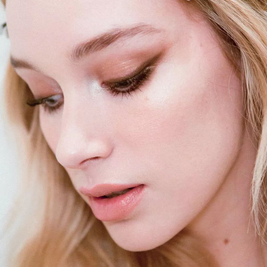 用了很多大牌护肤品依旧没有改善,用了很多护肤品就是没改变