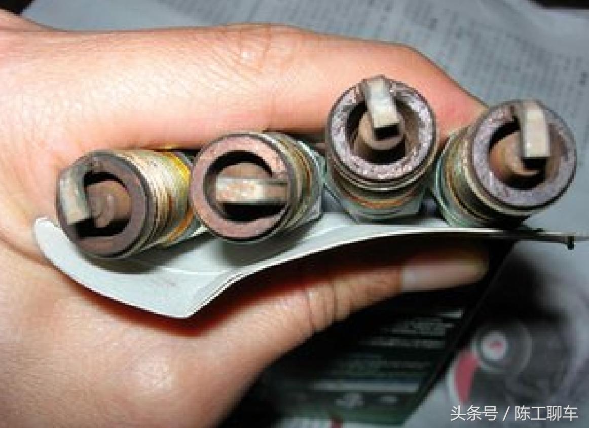 火花塞电极裂纹怎么办,火花塞电极间隙过大过小调整方法