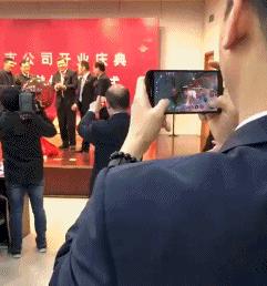 几十元的扭扭车,硬是被你开出了几百万豪车的感觉