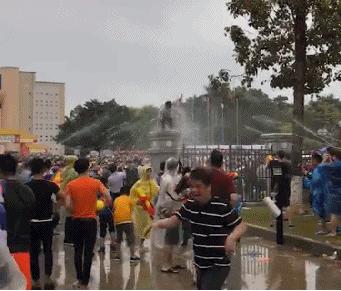 几十元的扭扭车,硬是被你开出了几百万豪车的感觉