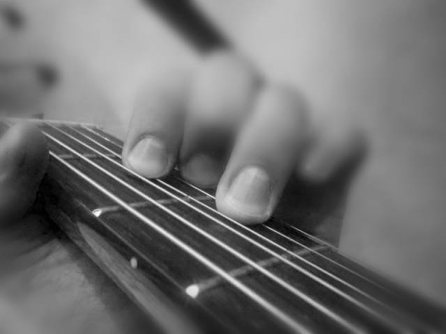 怎样选择自己适合的吉他,怎么挑选适合自己的吉他