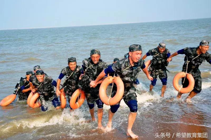 “战友，别忘涂抹防晒霜！”