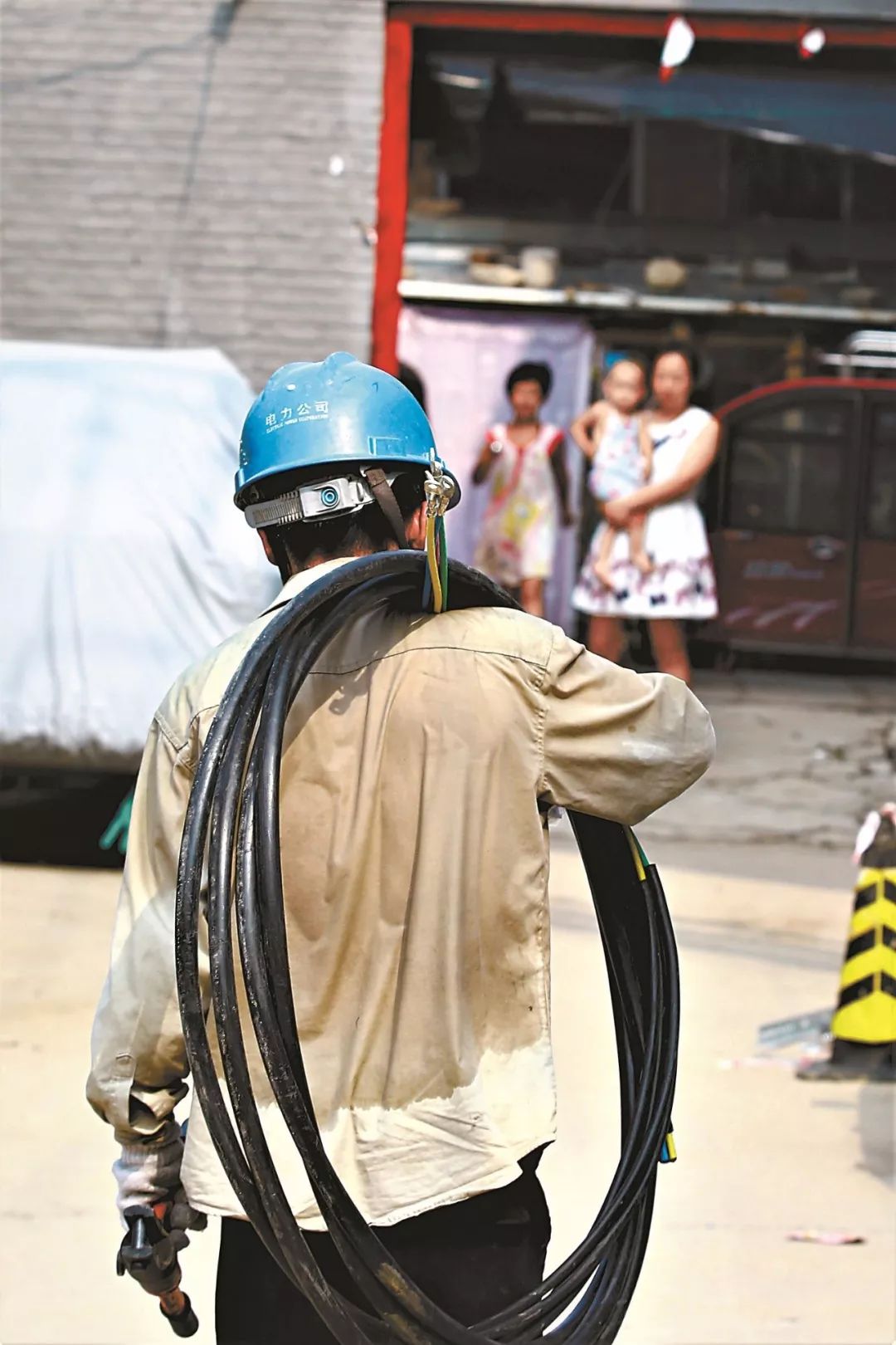 高温送清凉致敬烈日下的坚守 (致敬高温下坚守的你们)