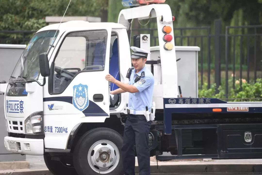 高温送清凉致敬烈日下的坚守 (致敬高温下坚守的你们)