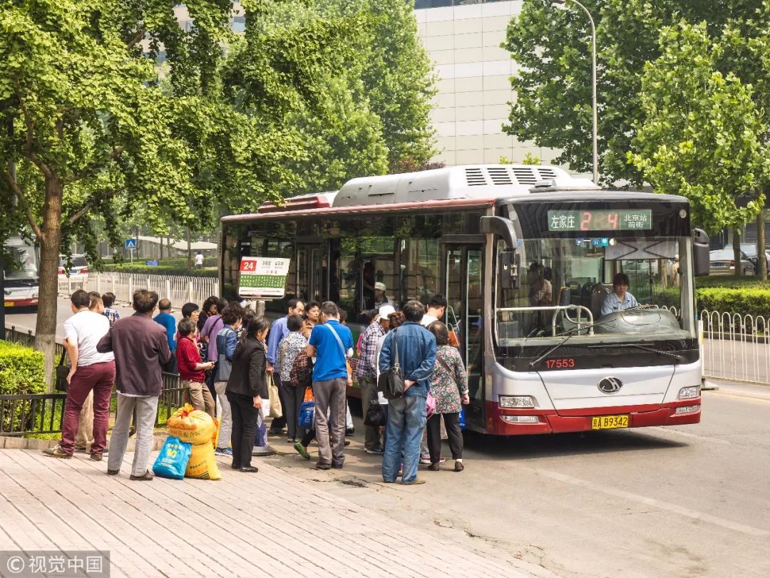 高温送清凉致敬烈日下的坚守 (致敬高温下坚守的你们)