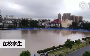 河南一高校暴雨积水,河南暴雨平原变湖泊