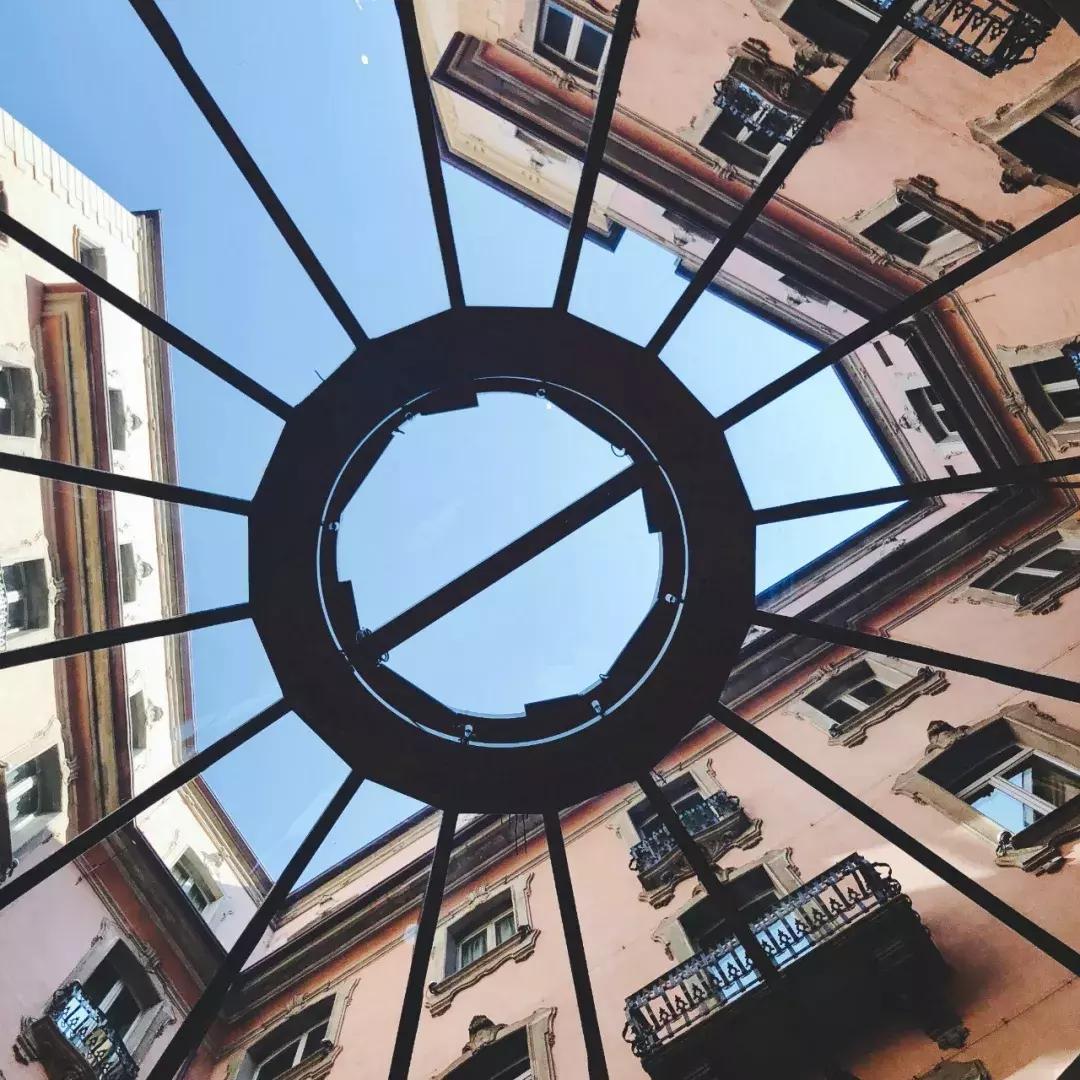 我坐着3万商务舱飞到欧洲开玛莎拉蒂，没想到美女这么多！