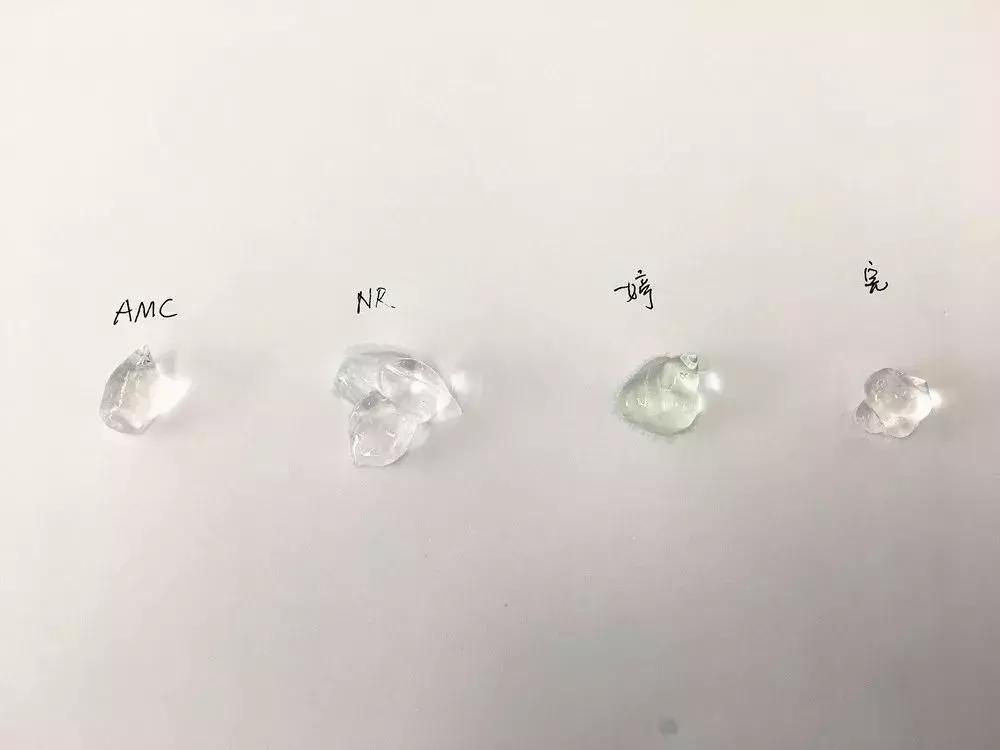 人手一罐的自然乐园芦荟胶，我很怀疑里面到底有没有芦荟！