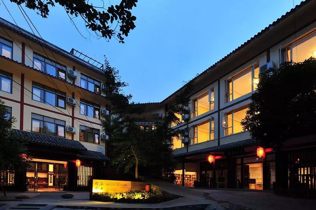 峨眉山吃住玩一体的地方,峨眉山徒步休息住宿