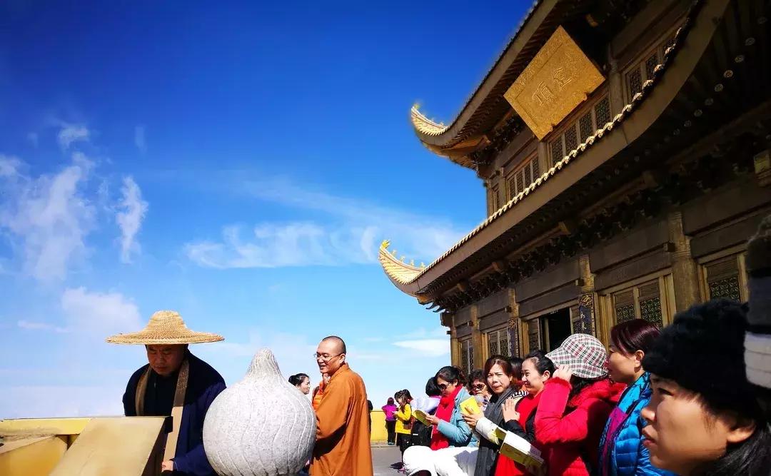 峨眉山吃住玩一体的地方,峨眉山徒步休息住宿