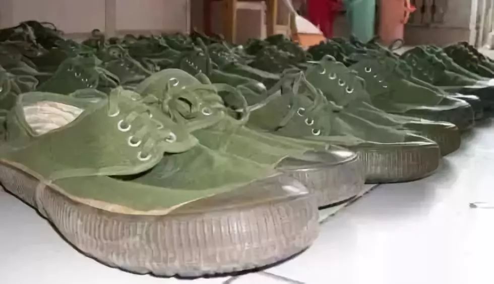 2万一个编织袋？4千一双塑料鞋？贫穷限制了我的审美……