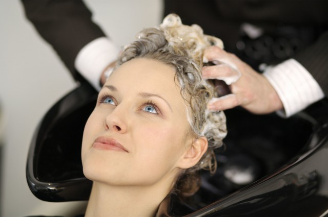 盐水能洗掉染的发色吗,刚染的发色不满意用醋洗行么