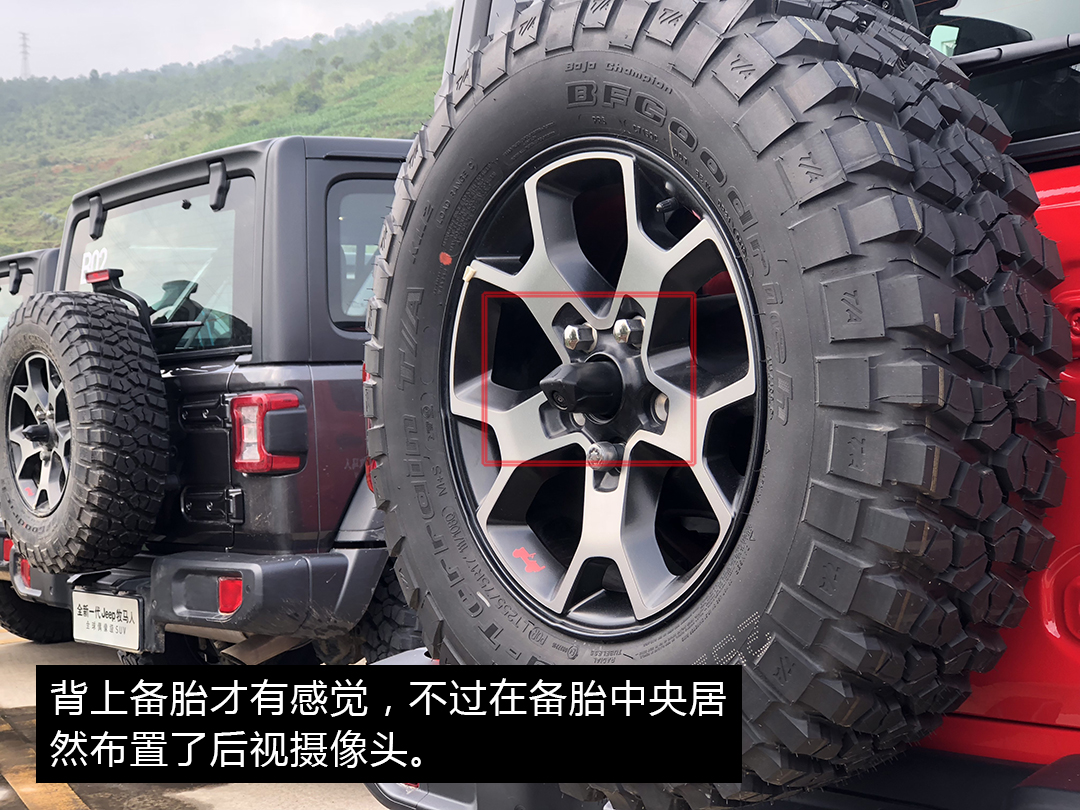 玩具吉普牧马人在泥巴上开,牧马人越野过泥巴和河第一视角