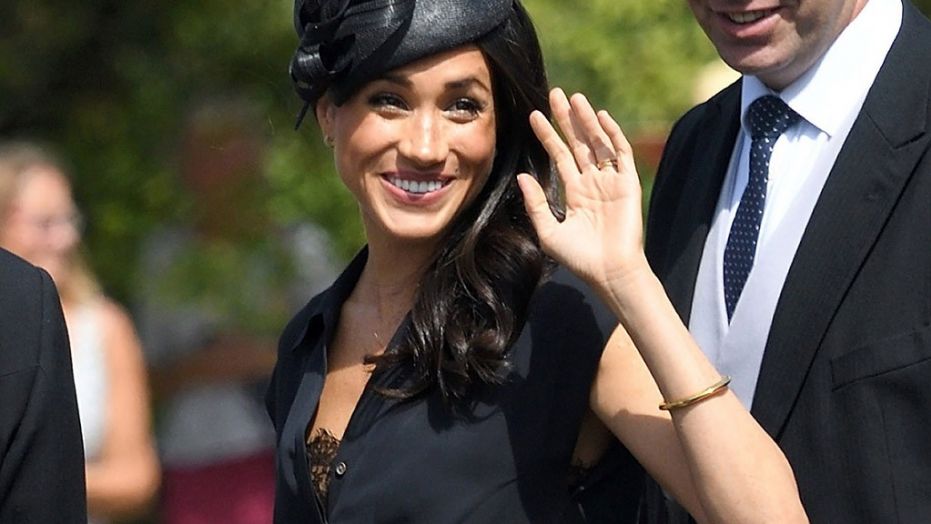 梅根穿全黑礼服参加朋友婚礼,梅根婚礼首秀